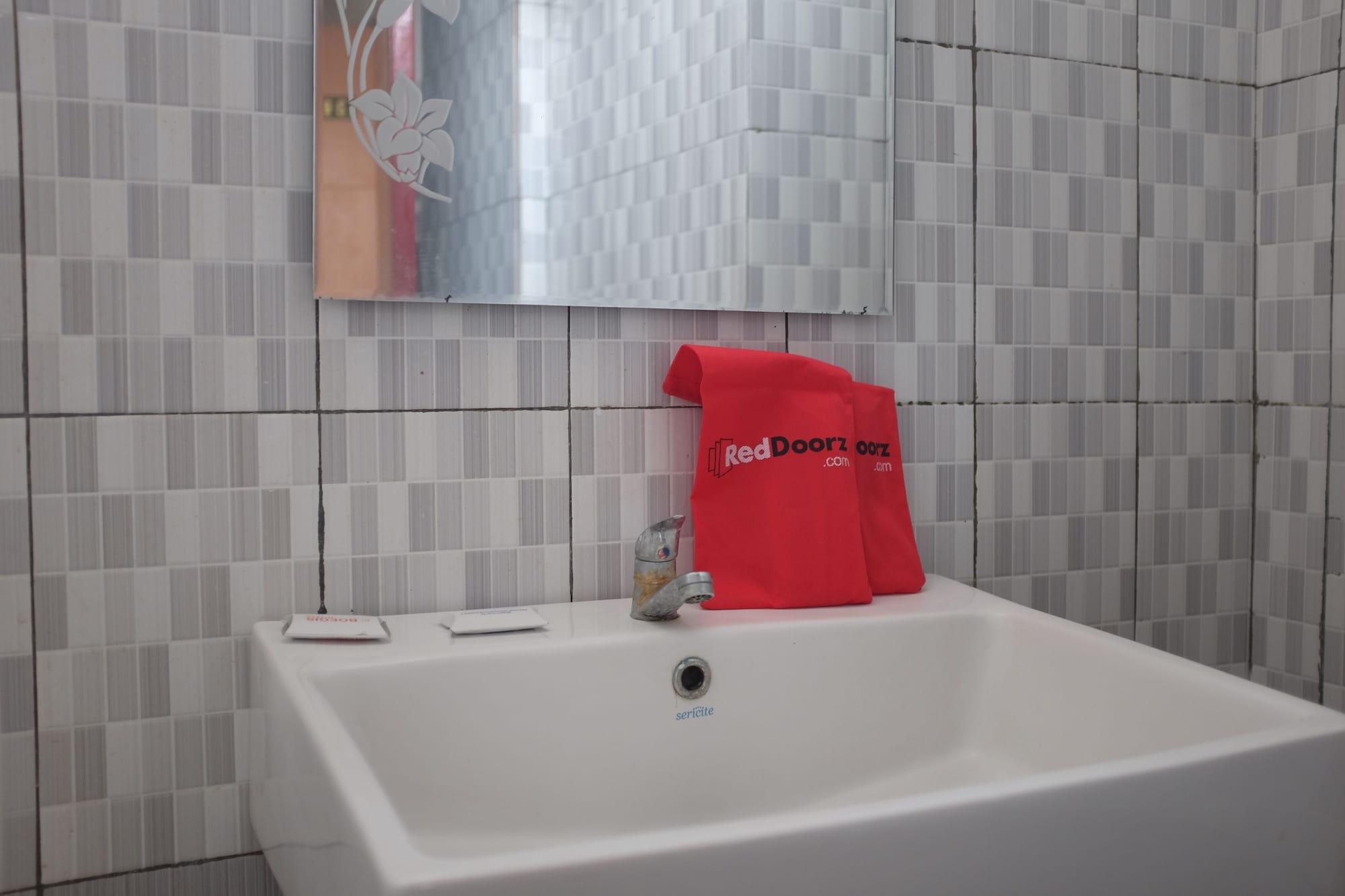 Reddoorz Plus Near Senen جاكرتا المظهر الخارجي الصورة